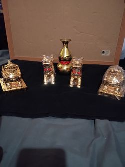 Gold foodog Figurines
