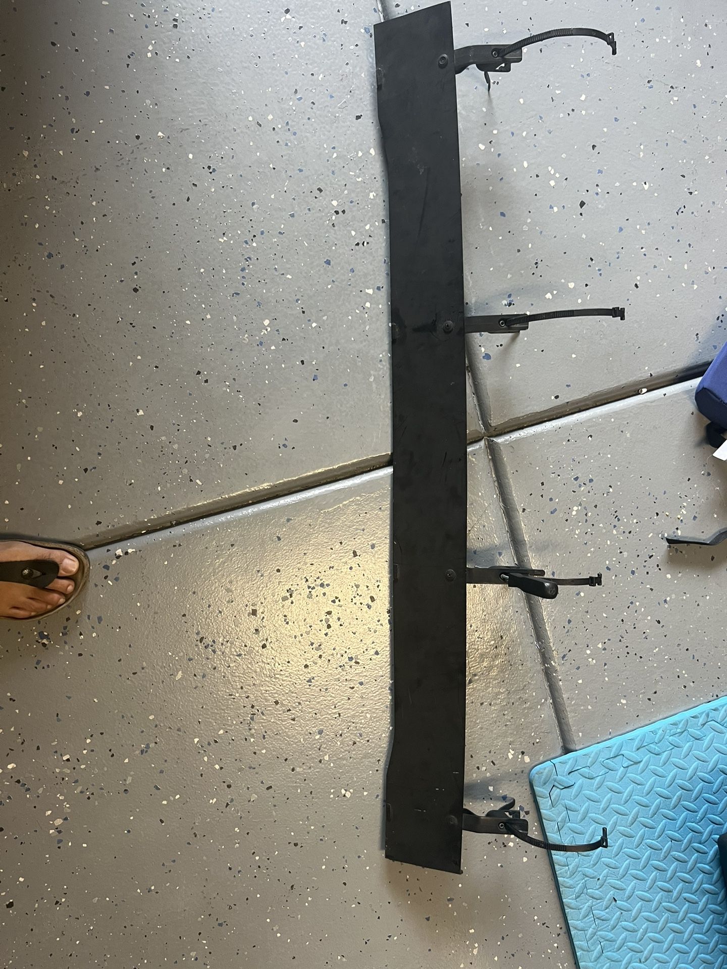 yakima wind fairing/deflector for roof rack for Sale in Riverside, CA