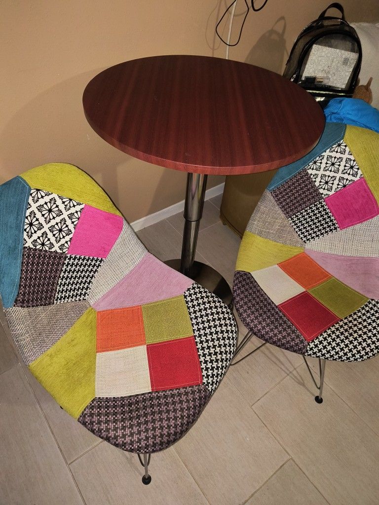 Beautiful Round Table And Chairs Set