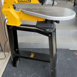 DeWalt 20" Variable Speed Scroll Saw With Stand
