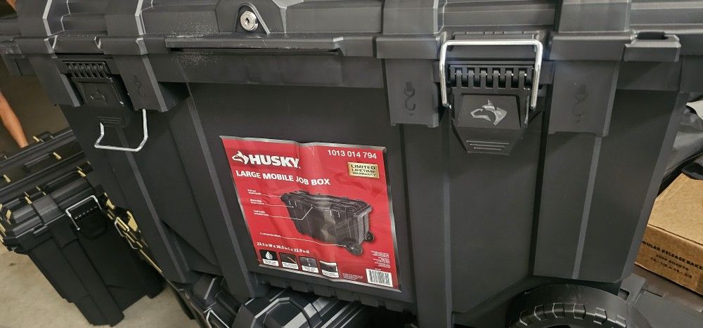 
Husky 36.5in Black heavy duty large rolling toolbox with tool tray and keyed lock