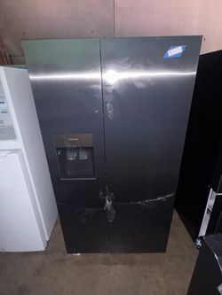 🚨 (Scratch & Dent) Dark Gray Side-by-Side Refrigerator – Frigidaire 🚨