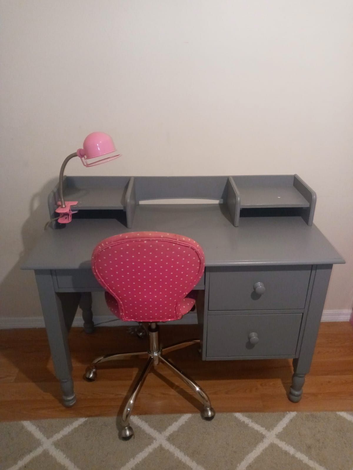 Girl desk and pink chair