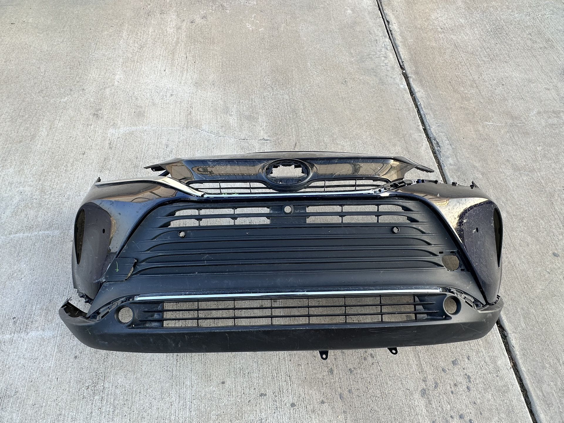 OEM 2021-2022 Toyota Venza Front Lower Bumper 52411-48070 asembly $999