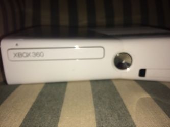 White Xbox 360 comes with one game all wires included