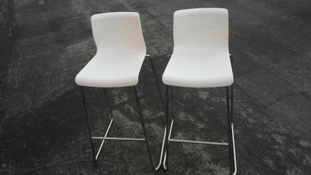 2 nice white chairs