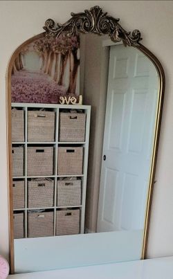 24" x 36" Traditional Arch Decorative Wall Mirror - Gold