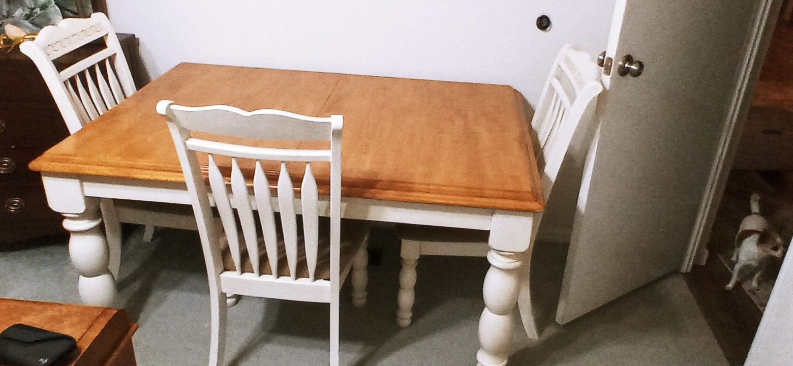 Gently used kitchen table with 4 matching chairs