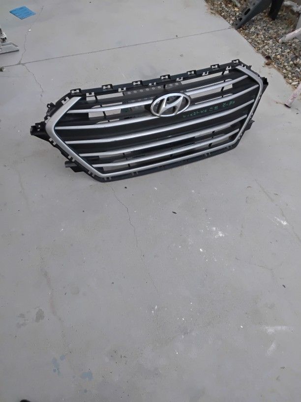 Kia Elantra 2017-2018 Grill Used Oem