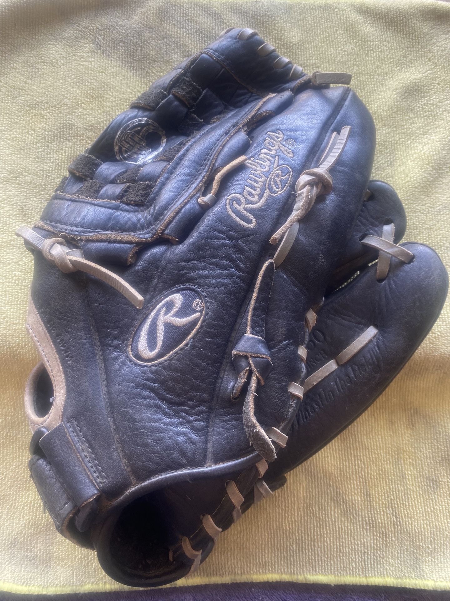 Rawlings "Silverback" SB1350 13.5” Softball or Baseball Glove Black Leather RHT
