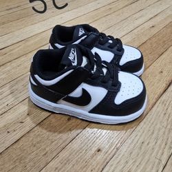 Nike Dunk Low "Panda" 