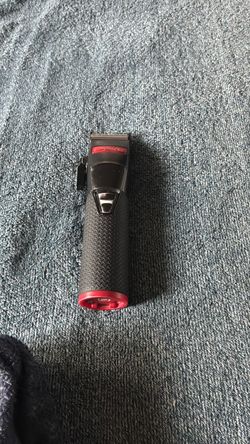 Overview                        BaBylissPRO Boost+ Matte Black & Red Clipper (FX8700RBPE) featuring a diamond-textured rubber handle and red base ring