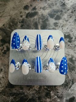 Custom press-on nails