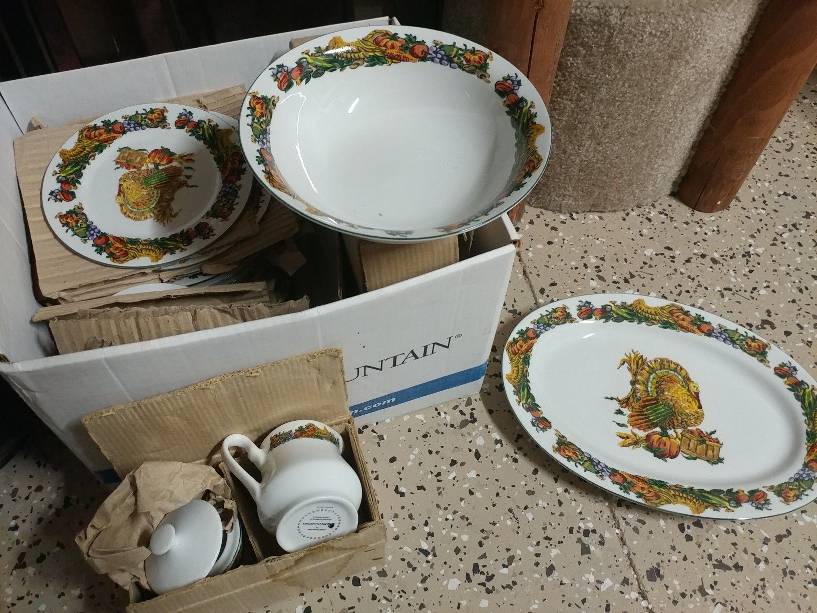 Thanksgiving harvest turkey dinnerware set