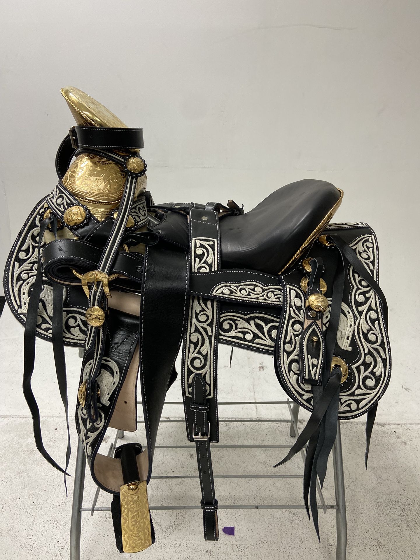 Nueva Montura Charras Pitiada Original Con Fuste Chapeado En Oro