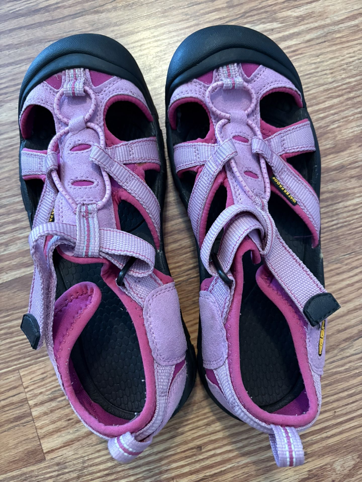 ladies Pink KEEN Newport Sandals Size 6