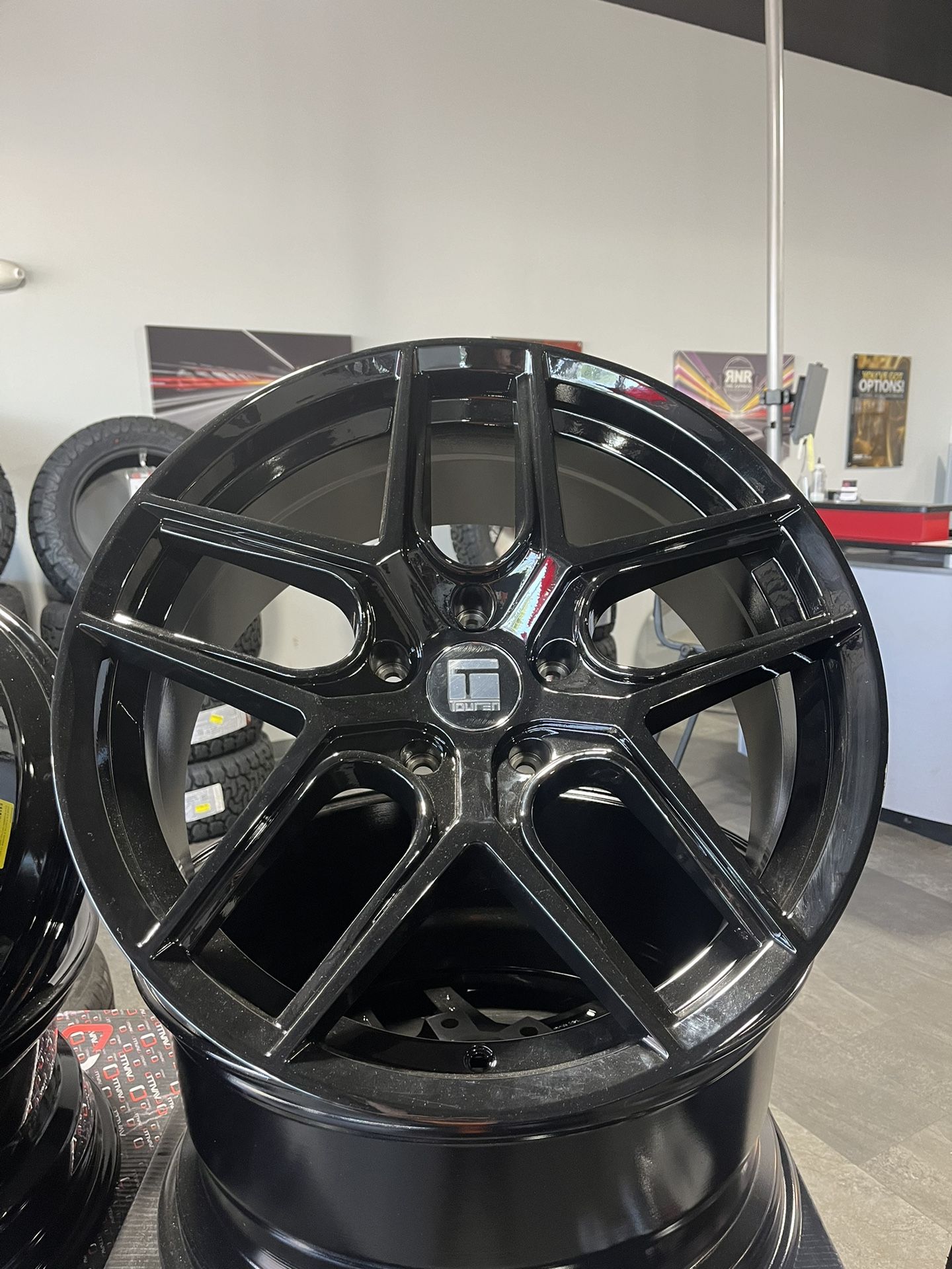 5x108 wheels, they’re 18’s 245/35/18 size tire