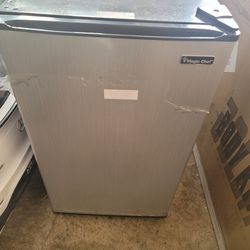 Magic Chef MCBR440S2 4.4-Cu. ft. Refrigerator