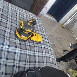 DeWalt XR Sander 