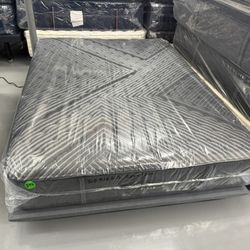 QUEEN SIZE SIMMONS BEAUTYREST BLACK SERIES 1 (EXTRA-FIRM) MATTRESS & BOX SPRING BED SET