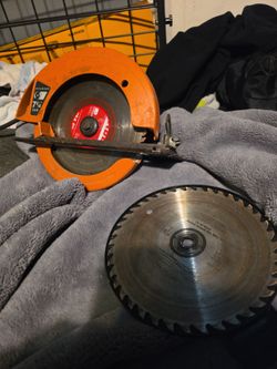 Skilshop saw with extra blade