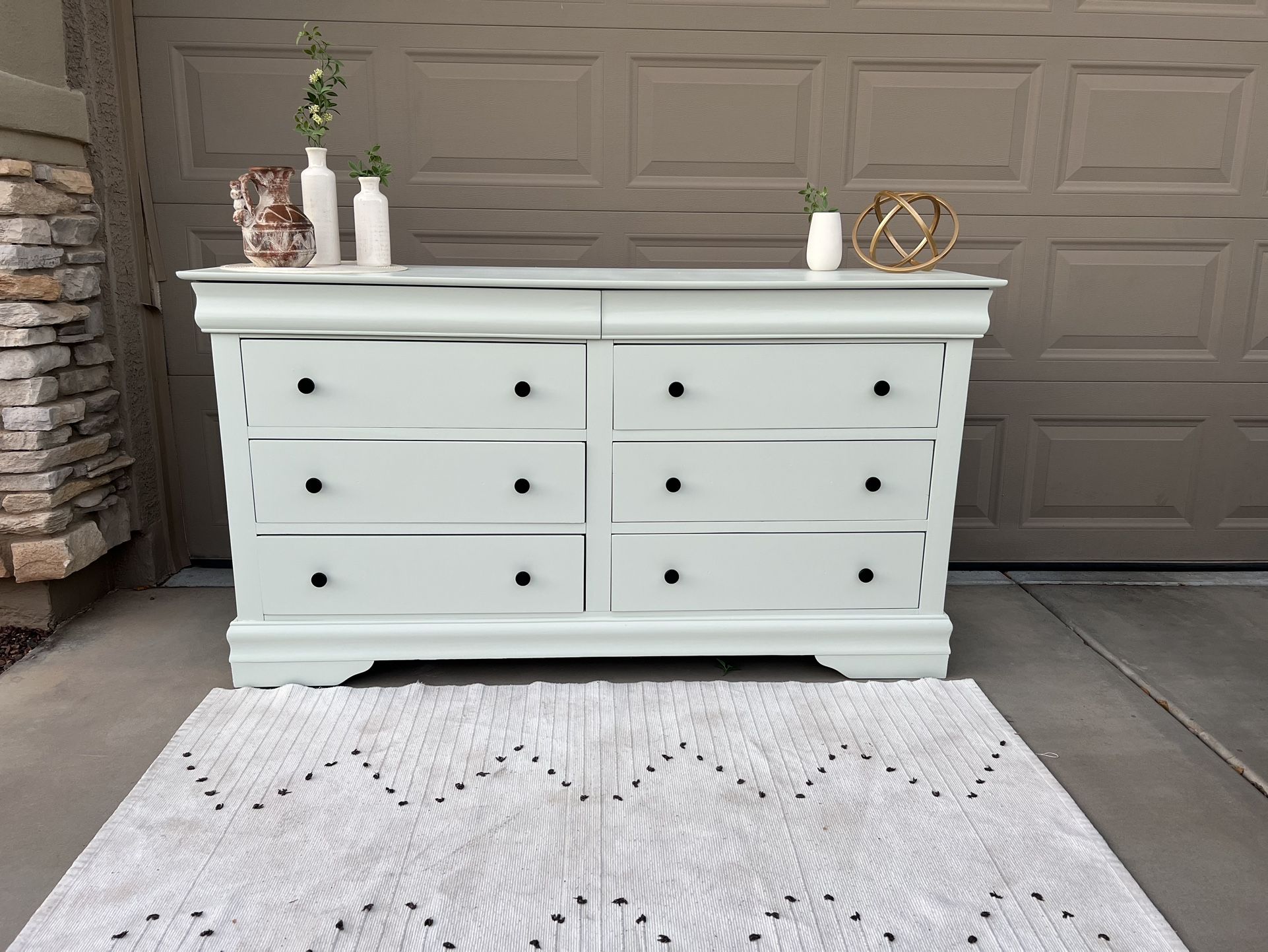 8 Drawer Off White Dresser