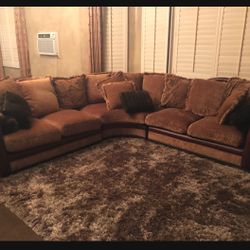 Beautiful Sofa Set Including Pillows!