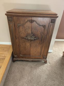 Antique Sparton Model 89A radio cabinet