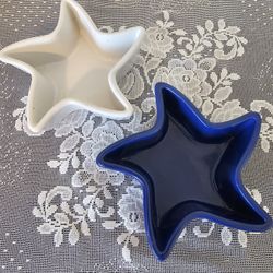 $5.00 - (2) Star Shaped Ceramic Serving/Bakeware! Microwave/Oven/Dishwasher/Freezer Safe!  Like New!