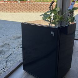 Beautiful Mini Fridge Perfect For Home Office Or Dorm.