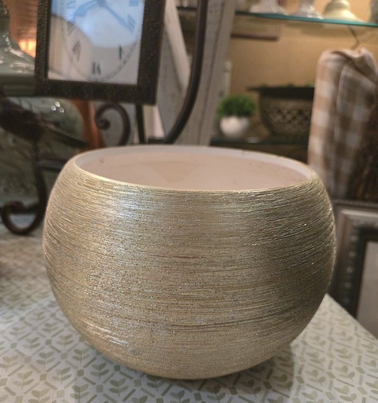 Round Gold Vase With Glitter Finish
