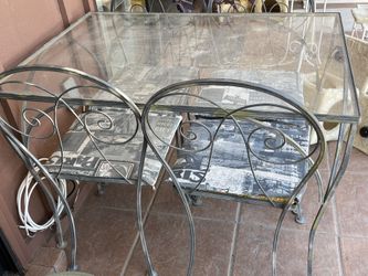 Comedor De Metal Con Vidrio Y Cuatro Sillas Color Gris