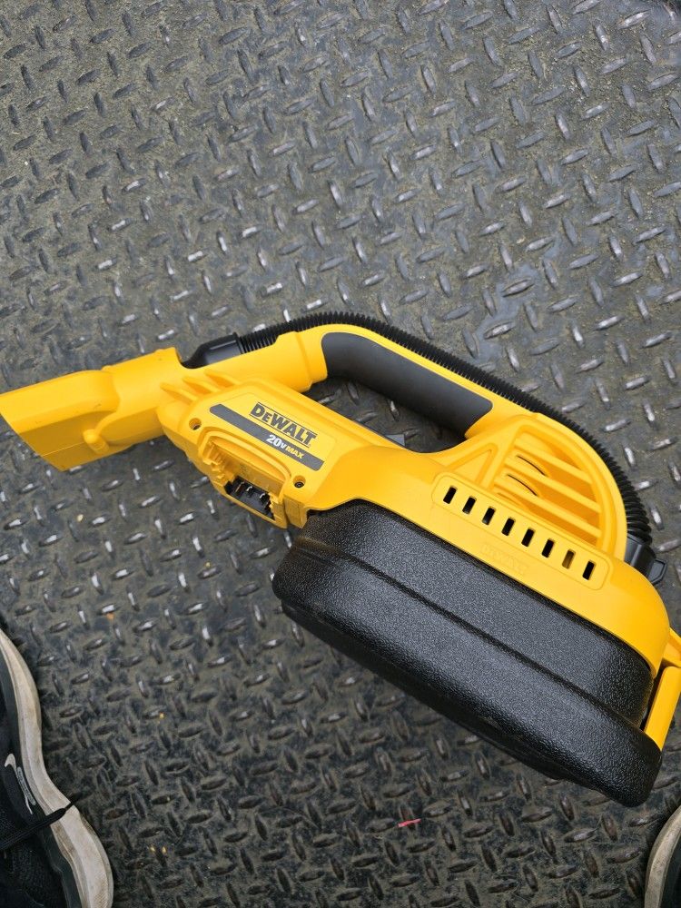 Dewalt 20V MAX Cordless 1/2 Gal. Wet/Dry Portable Vacuum (Tool Only)