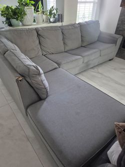 Sectional sofa with chaise