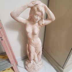 Statue Woman