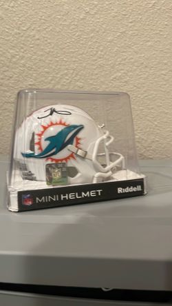 Tyreek hill signed mini helmet