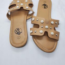 NEW Trary flat Sandal Flip Flops Shoes sz 7 Pearl Studs Women summer beige open toe
Size 7
Brand new, never worn
No box
Smoke free and pet free home