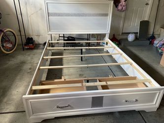 QUEEN BED