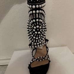 NEW BLACK HIGH HEELS 