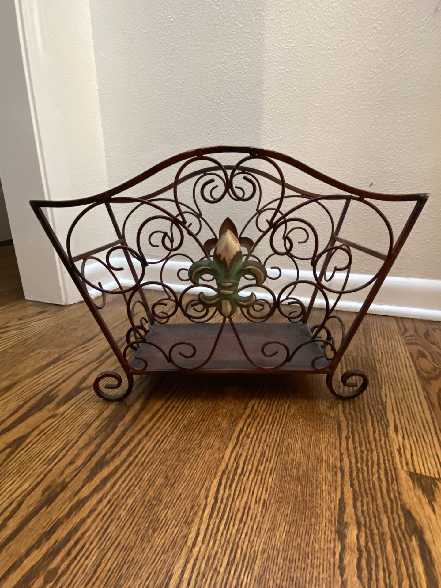 Decorative magazine rack