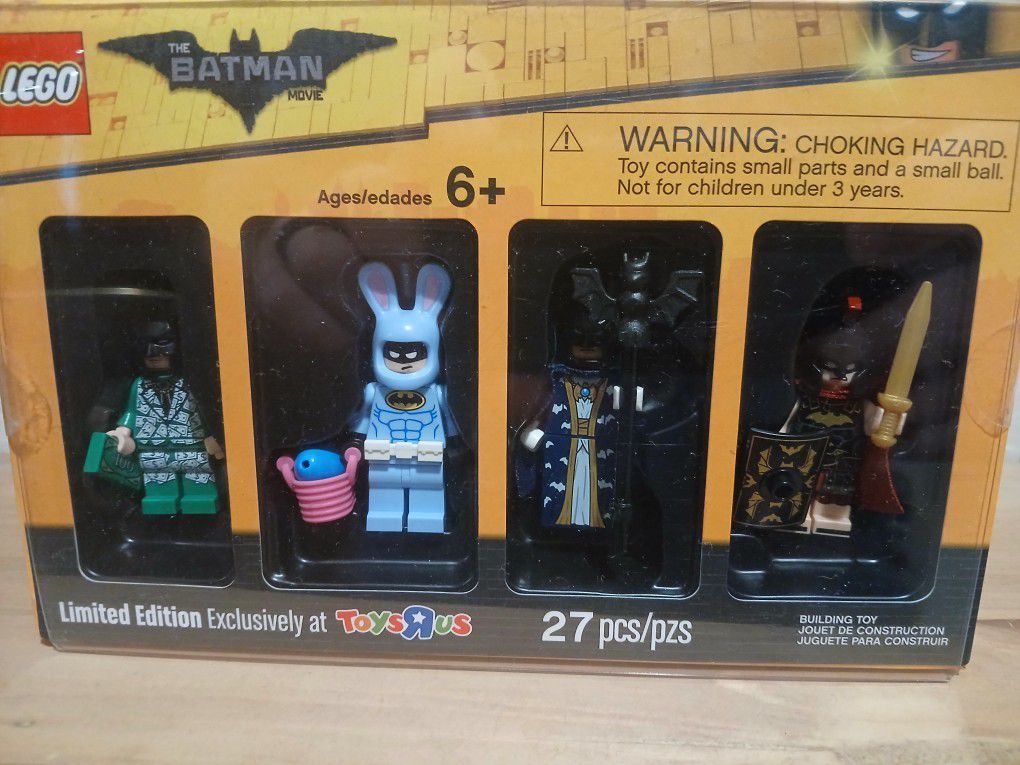Lego Bricktober 2017 Batman Limited Edition Toys R Us  Figures Set