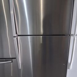Newer Model Whirlpool Stainless Steel Top And Bottom Apartment Side Fridge Fully Functional 