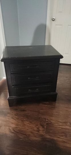 3 drawer night stand $10