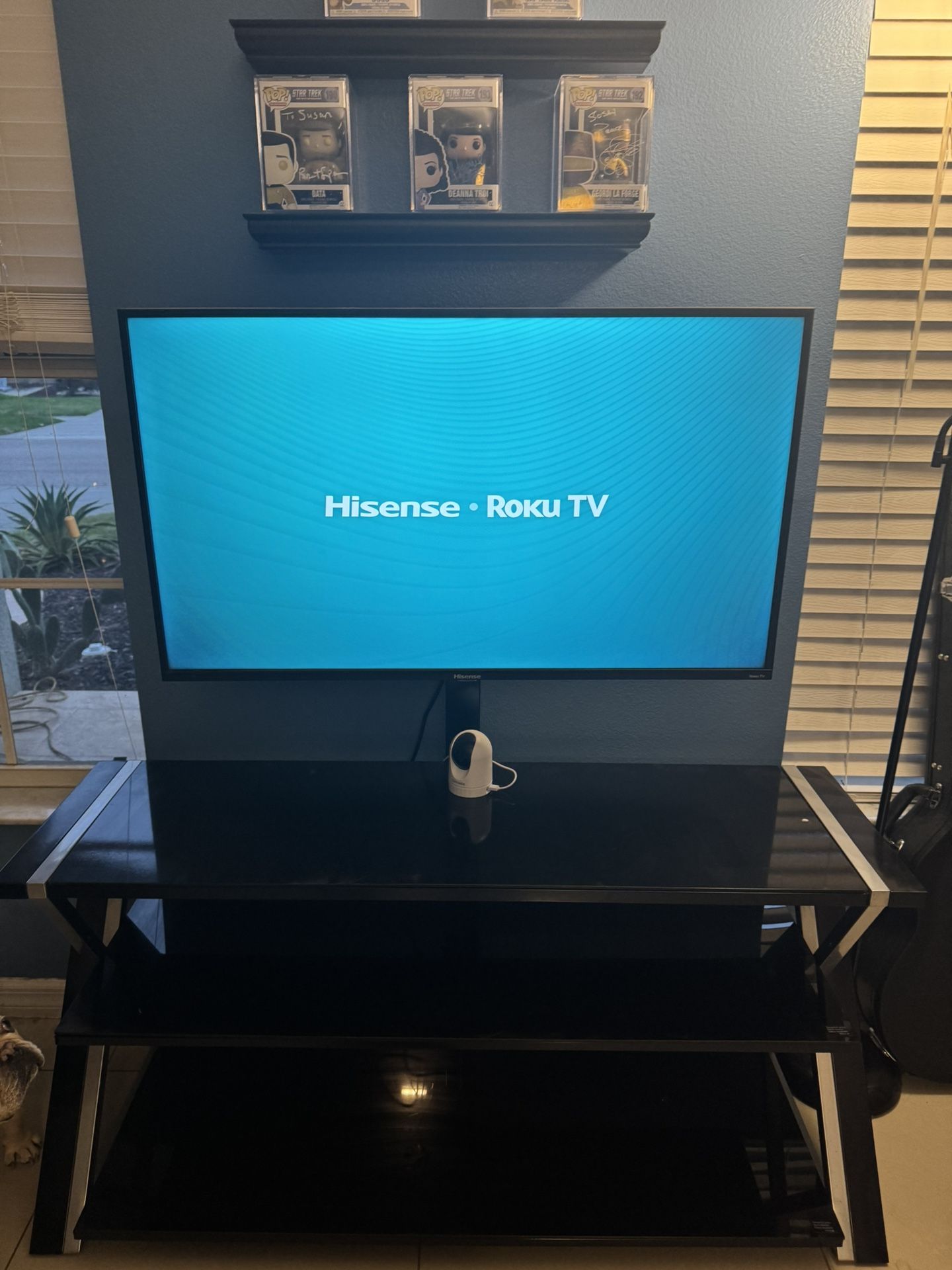 41 In Hisense Roku TV w/ Glass Shelf TV Stand