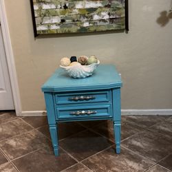 Beautiful Teal Accent Table In Excellent Condition 