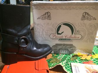 Women’s boots size 8