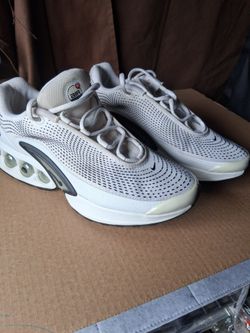 Nike Air Max ,DN. BLK/WHITE.    Size 10.   Brand new ,yes wore them for 1 Day..