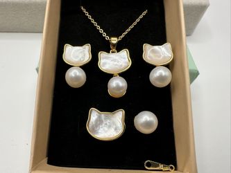 Cute cats set of 3 (pendant, earrings and rings).  mother of pearl and white real freshwater pearl