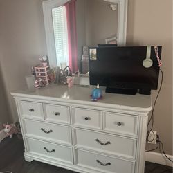 4 piezas. Cama colchón  buró  y peinador