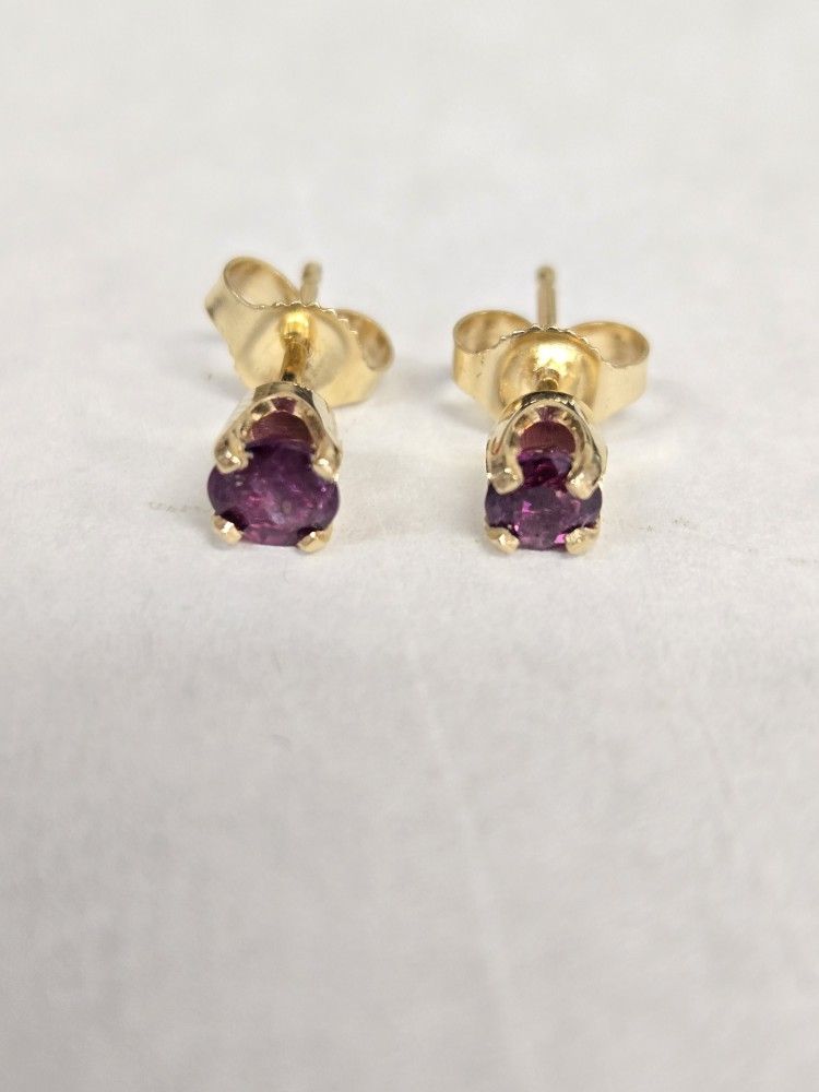 14kt Gold Garnet Stud Earrings 